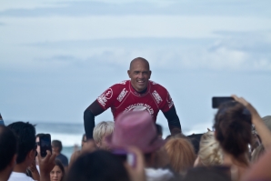 KELLY SLATER VENCE O VOLCOM PIPE PRO 2014