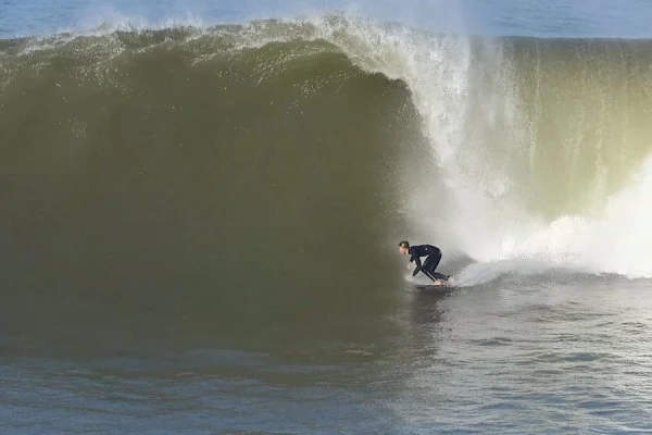 A Baía na Ericeira volta finalmente a funcionar, com ondas pesadas e tubulares