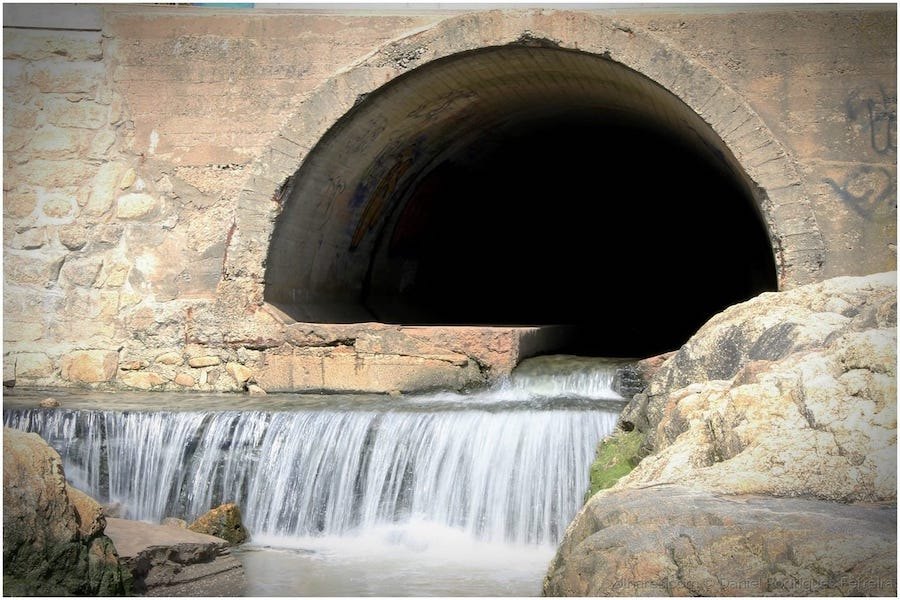 Imagem da Ribeira da riguinha que desagua na Praia de Matosinhos ao lados do Vagas Bar. Muitos dos problemas de poluição apontados pelos Cidadãos dizem ser proveniente daqui.