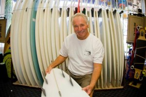 PADDLE OUT DE DESPEDIDA A GLEN KENNEDY REÚNE CENTENAS DE PESSOAS EM MALIBU
