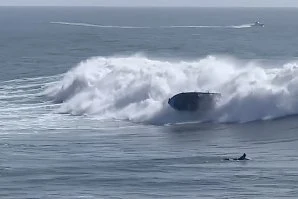 Surfistas salvam casal e quatro crianças (4 aos 10 anos) após barco capotar