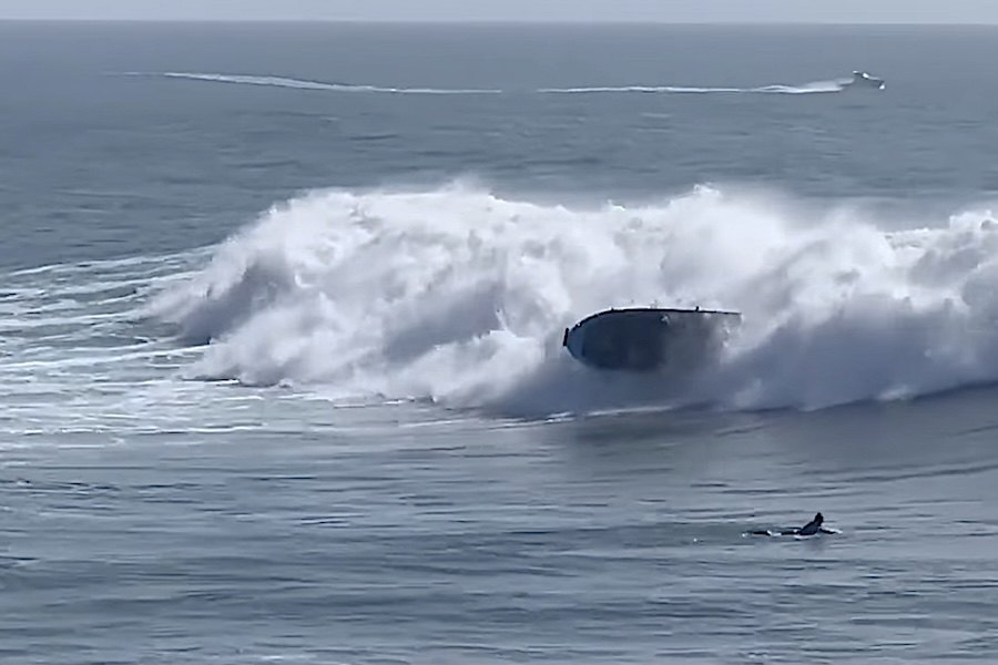 Surfistas salvam casal e quatro crianças (4 aos 10 anos) após barco capotar