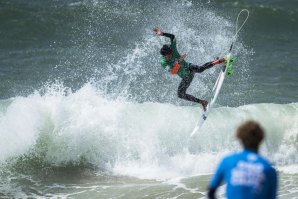 Raul Boorman é um dos surfistas portugueses que se mantém em prova.
