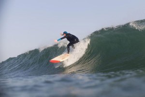 Easkey Britton, a surfista irlandesa que teve um papel fundamental na introdução do surf no país.
