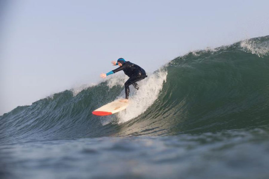Easkey Britton, a surfista irlandesa que teve um papel fundamental na introdução do surf no país.
