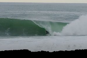 Grandes Tubos surfados ao mais alto nível na onda da Cave