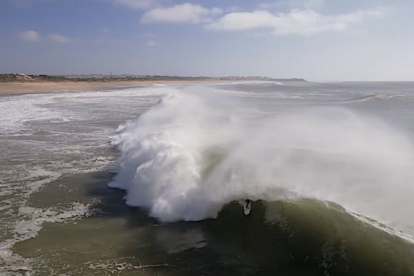 Quatro dias de ondas clássicas entre Carcavelos e Supertubos após o comboio de tempestades