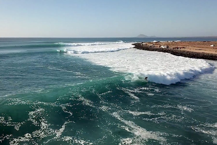 Começa a melhor época para surfar em Ponta Preta em Cabo Verde