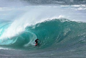 Portuense João Guedes reforça a presença lusa no Nazaré Challenge.