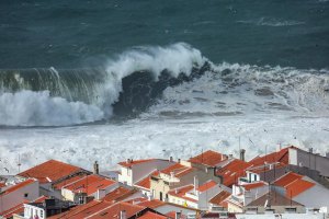 A &quot;HELENA&quot; TROUXE ONDAS E VENTO, MAS E O SURF?