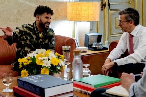 O Presidente da Câmara Municipal de Lisboa, Doutor Carlos Moedas recebe o Campeão do Mundo Olímpico de Surf