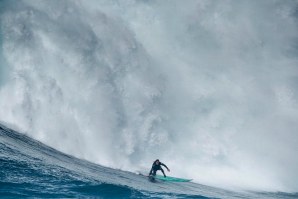 Alex Botelho numa bomba na Praia do Norte.