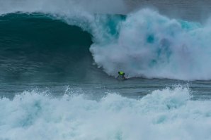 A onda mais pesada de Cascais voltou a despertar. (Por Ruben Gonzalez)