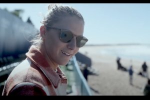 Molly Picklum explora o surf em Peniche e fala sobre o CT em Supertubos