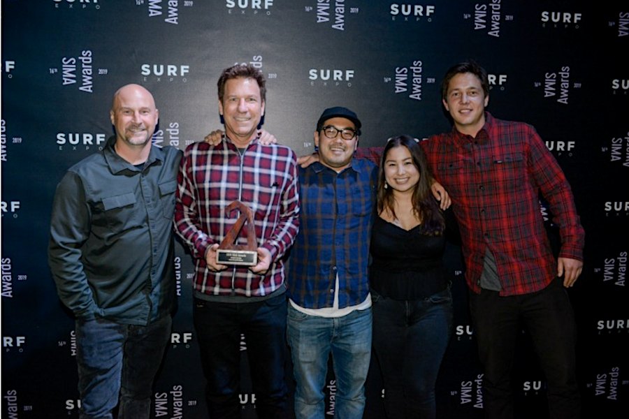 Courtney Kincaid, Vice Presidente das vendas, recebe o troféu SIMA Award para a categoria de Wetsuit of the Year.