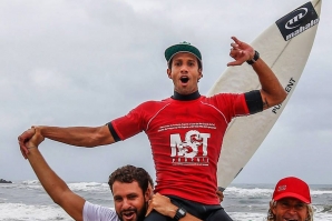 Bino Lopes celebrou a conquista como se não houvesse amanha. 