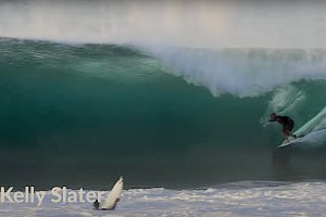 Kelly Slater mostra-se em forma a surfar Pipeline após recuperar da cirurgia à anca