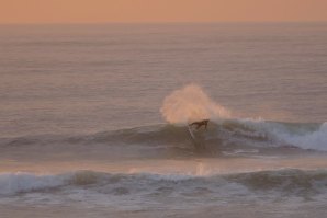 Frederico Morais surfa umas ondas a solo ao final de um dia de Inverno. Click por Surftotal