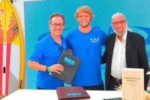 O Diretor Executivo da ISA, Robert Fasulo, o Vice-Presidente da ISA e campeão mundial em SUP, Casper Steinfath, e o Presidente da Friends of Cold Hawaii, Finn Jorsal.