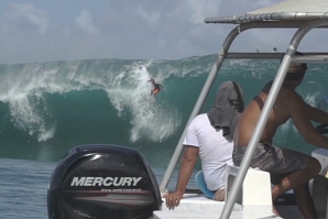 Teahupoo mostra a sua força