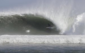 Kai Lenny num Tubo ultra rápido em Maalaea, uma onda que quebra durante o Verão Hawaiano