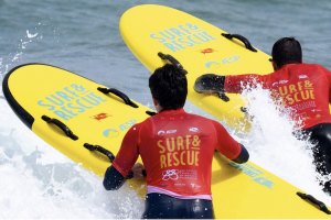 Surf &amp; Rescue regressa em 2025 com novas formações e desfibrilhadores para escolas de surf