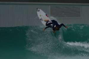 IAN GOUVEIA MOSTRA A SUA SESSÃO DE TESTE NA PISCINA DE ONDAS WAVEGARDEN COVE