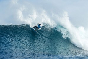 O campeão mundial Adriano de Souza defende o troféu de Margaret River.