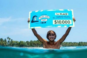 Samuel Pupo a receber o cheque ainda na água.
