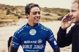 Tomás Fernandes é o próximo a entrar na água.