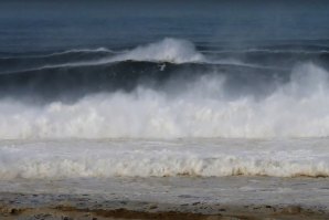 Já foram surfadas as primeiras ondas da manhã na Nazaré - será esta a maior ondulação de sempre?