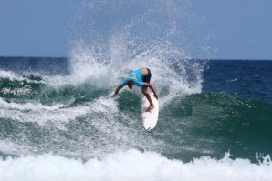 Kikas a varrer de backside na Praia da Joaquina.