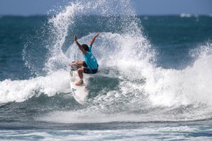 Vasco Ribeiro qualifica-se à ronda 3 no segundo dia de prova em Haleiwa.