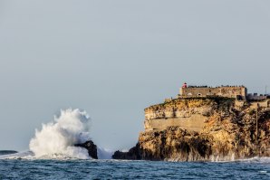 Milhares de pessoas deslocaram-se à Praia do Norte para ver &quot;A Besta&quot; que acabou por não chegar