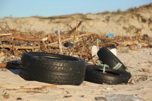 SURFISTAS COMBATEM LIXO NA AZURARA