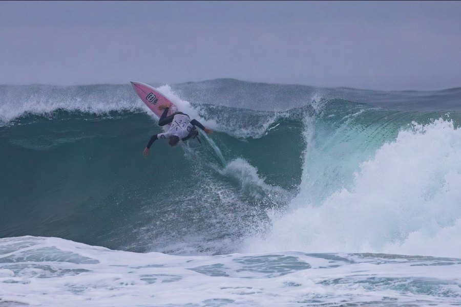 Surfista Francês, Charly Quivront, destacou-se no arranque do Special Event ASCC Caparica Power 2025