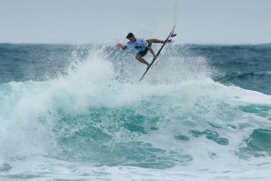 Gabriel Medina novamente a marcar o ritmo da ação no Postinho. 