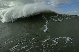 1ª grande ondulação da temporada 2023/24 atinge a Praia do Norte na Nazaré