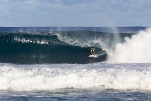 Condições algo inconstantes no 1º dia do Volcom Pipe Pro.