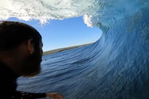 Uma sessão de surf selvagem na Austrália durante um eclipse Solar