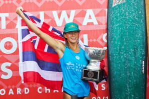 Honolua Blomfield, de 18 anos, é a nova campeã mundial de Longboard