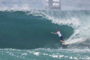 Triunfo no regresso de Kelly Slater aos grandes palcos do surf.
