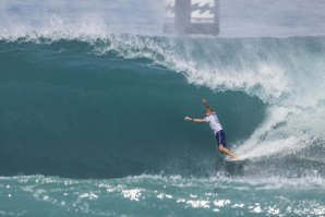 Triunfo no regresso de Kelly Slater aos grandes palcos do surf. 