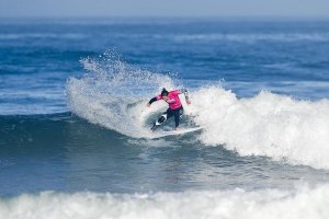 Tyler Wright, no Guincho, a competir lesionada.