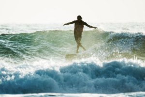 Steven Sawyer a passear na sua longboard.