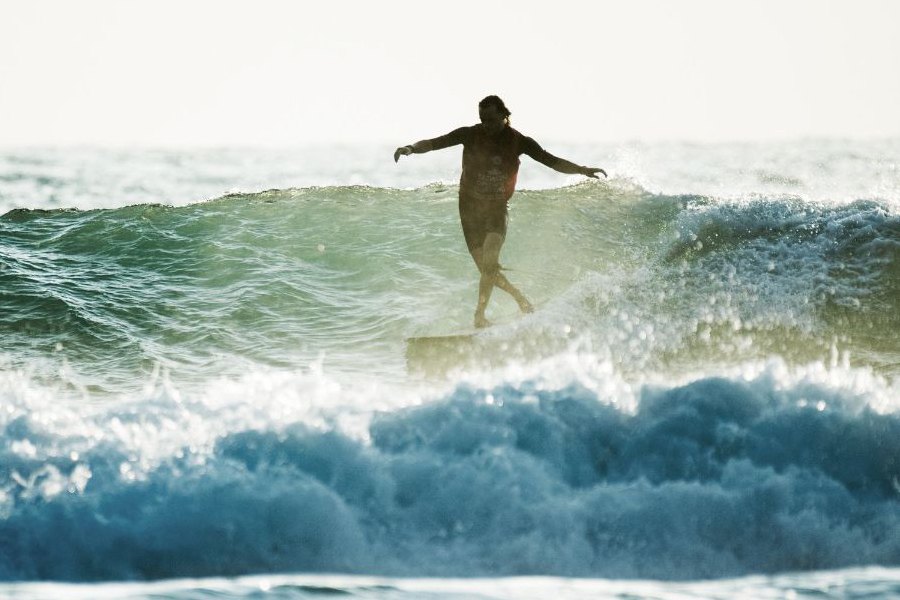 Steven Sawyer a passear na sua longboard.