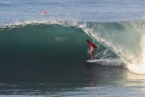 O australiano Toby Mossop rumo a uma onda de 10 pontos em Keramas. 