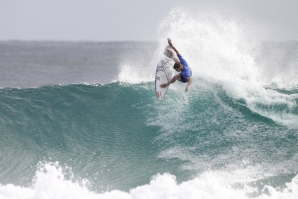 Com uma grande atuação, Kolohe Andino já se encontra nos 1/4 de final. 