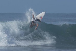 Tomás Fernandes afastado na ronda 6 do QS1000 de Cabarita Beach.