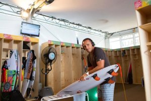 Tiago Pires durante o Sunset Pro no Hawaii